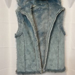 Skea ultra soft vest. Faux fur and suede. Very warm. Size medium. Light blue.
